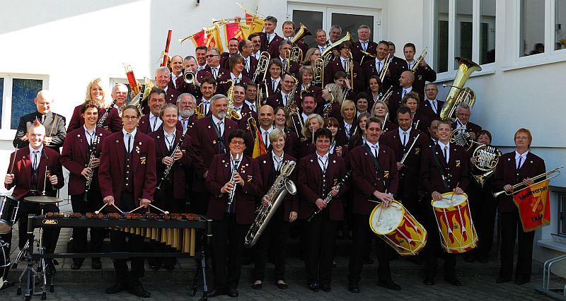 Das Orchester zusammen mit dem Fanfarenzug