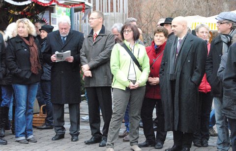 Besucher beim Weihnachtsmarkt