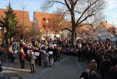 Gut besuchter Kelterplatz beim Heiligabendkonzert 2012