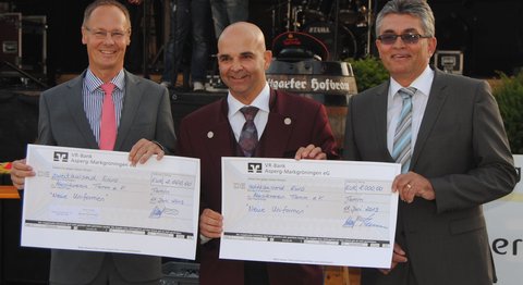 Spendenschecks für neue Uniformen